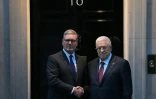 Le Premier ministre britannique Keir Starmer (g) accueille le président palestinien Mahmoud Abbas au 10 Downing Street, le 8 septembre 2025 à Londres