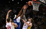 Bilal Coulibaly (en bleu) contre l'Espagne à Paris le 16 août 2025