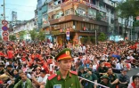 Le public attend le début de la parade du 50ème anniversaire de la chute de Saïgon, le 30 avril 2025 à Ho Chi Minh Ville