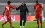 L'entraîneur du Bayern Munich, Hans-Pieter Flick, salue ses attaquants, le Français Kingsley Coman et le Camerounais Eric Maxim Choupo-Moting, après le quart de finale aller de la Ligue des Champions contre le Paris Saint-Germain, le 7 avril 2021 à Munich