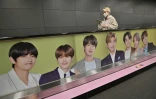 Une affiche des membres du groupe de K-pop BTS dans une station de métro, le 12 octobre 2020 à Séoul, en Corée du Sud