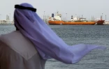 Un Emirati regarde en direction d'un navire, dans le port de Fujairah, aux Emirats arabes unis le 13 mai 2019
