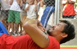 Des écoliers regardent le champion philippin de boxe Manny Pacquiao s'entraîner à General Santos sur l'île philippine de Mindanoa le 16 février 2016