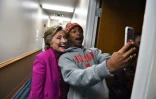 La candidate démocrate à la Maison Blanche Hillary Clinton pose pour un selfie avec le chanteur Pharrell Williams en marge d'un rassemblement de campagne à Raleigh, en Caroline du Nord, le 3 novembre 2016