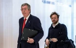Patrick Balkany (g) et l'un de ses avocats Me Antoine Vey arrivent au tribunal, le 23 mai 2019 à Paris
