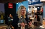 L'acheteuse de vin britannique Liz Donnelly goûte un vin des Côtes de Gascogne par le Domaine de Lax lors du salon Wine Paris et Vinexpo Paris la Porte de Versailles, le 13 février 2024 à Paris