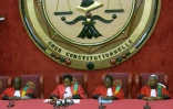 La présidente de la Cour constitutionnelle, Marie-Madeleine Mborantsuo (2e g), le 9 juin 2009à Libreville, au Gabon