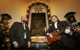 Deux frères Markus (g) et Christian Giglmayer chantent "Douce nuit" à des visiteurs le 10 décembre 2003 dans la chapelle du village d'Oberndorf, près de Salzbourg