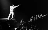 Freddie Mercury, le chanteur du groupe Queen, en concert Ă Paris le 18 septembre 1984