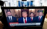Le président américain Donald Trump, vu sur un écran de télévision dans la salle de presse Brady, s'adressant à la nation à propos du bombardement américain des sites nucléaires iraniens,le 21 juin 2025 à la Maison Blanche, à Washington