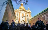 Les forces de l'ordre ukrainiennes devant l'entrée de la laure de Kievo-Petchersk, à Kiev le 14 octobre 2018
