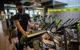 Un employé d'une salle de fitness du centre-ville de Strasbourg nettoie une machine, le 7 juin 2021, deux jours avant la réouverture des salles de sport