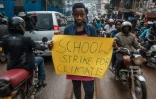 La jeune Ougandaise Leah Namugerwa, 15 ans, manifeste contre le réchauffement climatique, le 4 septembre à Kampala.
