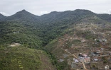 Vue aérienne de maisons empiétant sur les terres près du sanctuaire de chimpanzés de Tacugama à Freetown, le 24 avril 2025 en Sierra Leone
