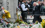 Le roi Charles III et la reine consort Camilla saluent la foule à leur arrivée au palais de Buckingham, le 9 septembre 2022 à Londres