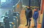 Photographie fournie par la police britannique le 5 septembre 2018 et prise le 3 mars 2018 à la gare de Salisbury montrant deux suspects recherchés dans l'affaire Skripal d'empoisonnement au Novitchok