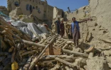 Des habitants dans les ruines de leurs maisons après un séisme dans la province de Paktika, le 24 juin 2022 en Afghanistan