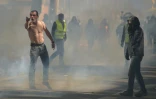 Un manifestant au milieu de gaz lacrymogènes lors d'une manifestation des Gilets Jaunes le 13 avril 2019 à Toulouse