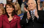 John McCain le 28 octobre 2008 en Pennsylvanie avec sa candidate choisie pour la vice-présidence, Sarah Palin, alors la gouverneure peu connue de l'Alaska