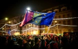 Des drapeaux de l'UE et de la Roumanie lors d'un rassemblement pro-européen et en faveur de la démocratie à Bucarest, le 5 décembre 2024, à quelques jours d'élections clés