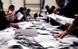 Dépouillement des bulletins de vote lors des législatives au Groenland, le 6 avril 2021 à Nuuk