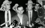 Lee Harvey Oswald (C) présenté à la presse à Dallas, le 22 novembre 1963