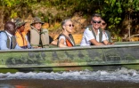 La Première ministre française Elisabeth Borne à bord d'une pirogue se rendant au point de contrôle fluvial du Petit Inini, un affluent du grand fleuve Maroni sur la commune de Maripasoula (centre ouest de la Guyane), le 1er janvier 2024