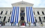 Des militaires participent à une répétition devant le Palais national à la veille de l'investiture du président salvadorien Nayib Bukele dans le centre historique de San Salvador, le 31 mai 2024