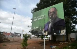 Une affiche électorale du président Alassane Ouattara dégradée dans une rue de Yamoussoukro, le 4 novembre 2020 en Côte d'Ivoire