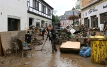 Un habitant enlève la boue pour dégager une rue à Bad Neuenahr-Ahrweiler, en Allemagne, le 16 juillet 2021