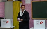 Un Tunisien vote Ă Ben Arous, dans la banlieue de Tunis, Ă l'occasion des municipales du 6 mai 2018