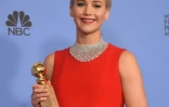 Jennifer Lawrence pose avec le Golden Globe de meilleure actrice dans une comédie reçu pour son rôle dans ?Joy? le 10 janvier 2015 à Beverly Hills