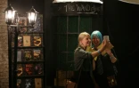 Des fans de Harry Potter posent pour des photographes lors de la mise en vente du nouvel opus "Harry Potter et l'enfant maudit", dans une librairie de Londres, le 31 juillet 2016