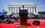 Installation d'une tribune devant le Lincoln Memorial, le 3 juillet 2019 à Washington, où le président américain prononcera un discours pour la fête nationale du 4 juillet