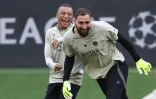 Kylian Mbappé (à gauche) et Gianluigi Donnarumma tout sourire à l'entraînement, le 30 avril 2024 à Dortmund