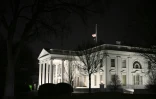 Le drapeau américain en berne au-dessus de la Maison Blanche, le 29 décembre 2024, pour marquer le décès de l'ex-président américain Jimmy Carter