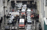 Des pompiers et des policiers devant les locaux de l'hebdomadaire satirique Charlie Hebdo après l'attaque du journal qui a fait 12 morts, le 7 janvier 2015 à Paris