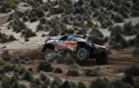 Le pilote espagnol Carlos Sainz et son copilote Lucas Cruz au volant de leur Peugeot, lors de la 7e étape du Dakar, le 13 janvier 2018 entre La Paz et Uyuni, en Bolivie