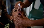 Warapnong, âgée de six ans, reçoit un vaccin anti-polio dans une clinique itinérante installée  à Mount Hagen en Papouasie-Nouvelle-Guinée, le 22 novembre 2018