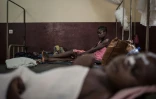Une mère et son fils séropositifs à l'hôpital de Bangui, en Centrafrique, en décembre 2018