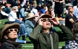 Des personnes regardent une éclipse solaire partielle à Pasadena, le 8 avril 2024 en Californie