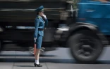 Officiellement désignées comme "officiers de la sécurité routière" elles sont connues comme les "Demoiselles de la circulation", comme celle-ci priose en photo le 5 juin 2017 à Pyonyang.