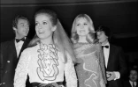 Françoise Dorléac et sa soeur Catherine Deneuve à la première de la comédie musicale "Les demoiselles de Rochefort", à Paris, le 8 Mars 1967