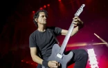 Le chanteur et guitariste du groupe de metal Gojira, Joe Duplantier, sur scène lors des Eurockéennes de Belfort, en France, le 2 juillet 2023