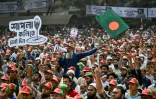 Les partisans de la coalition dirigée par le parti Jamaat-e-Islami brandissent le drapeau national du Bangladesh lors d'un rassemblement avant les élections générales du pays à Dhaka, le 8 février 2026