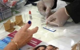 Un rapide test sérologique pour détecter la présence du coronavirus est pratiqué dans une pharmacie à Strasbourg, le 15 juillet 2020