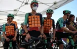 Des coureurs de Decathlon CMA CGM dont Paul Seixas (au centre) portent des gilets refrigérants au départ de la 9e étape du Tour de France, le 12 juillet 2026 à Malemort