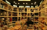 Des bouteilles d'alcool en vente dans une boutique de Qamichli, ville kurde du nord-est de la Syrie, le 18 août 202