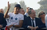 Kylian Mbappé et le président Noël Le Graët à bord d'un bus à impériale le 16 juillet 2018 à Paris, pour célébrer leur sacre mondial en Russie