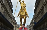 Jean-Marie Le Pen a rendu son traditionnel hommage à Jeanne d'Arc, le 1er mai 2017 place des Pyramides, dans le 1er arrondissement de Paris, où se trouve la statue équestre de Jeanne d'Arc.